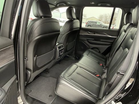 Used 2024 Jeep Grand Cherokee Limited w/ Black Appearance Package image 12