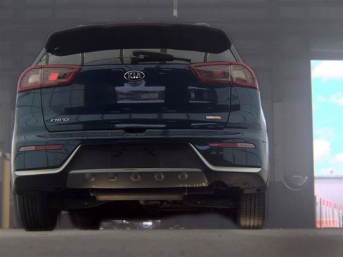 Used 2017 Kia Niro EX FWD image 7