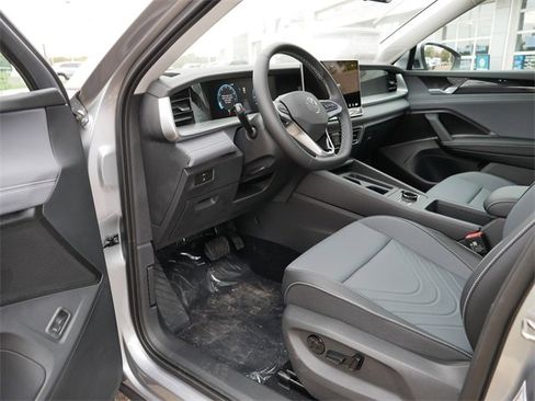 New 2025 Volkswagen Tiguan SE image 7