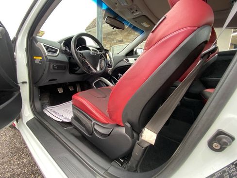 Used 2012 Hyundai Veloster w/ Style Pkg image 9