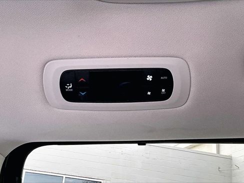 Certified 2024 Chrysler Pacifica Touring-L image 15