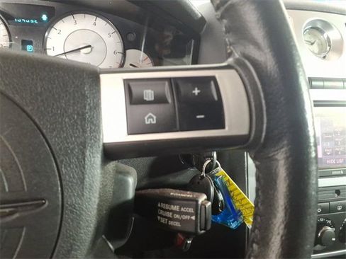 Used 2010 Chrysler 300 Touring image 21