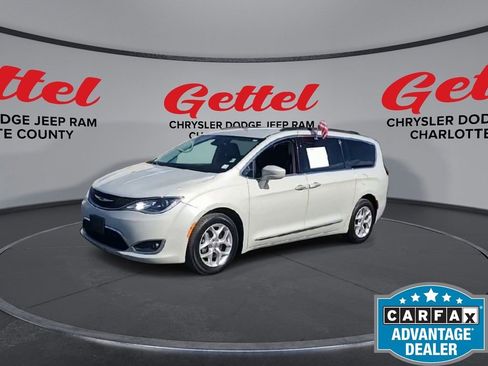 Used 2017 Chrysler Pacifica Touring-L w/ Tire & Wheel Group image 4
