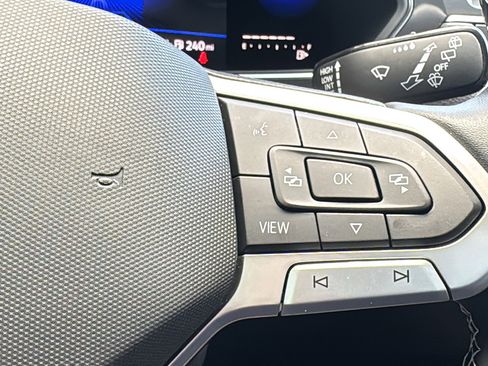 Used 2023 Volkswagen Tiguan SE R-Line image 26