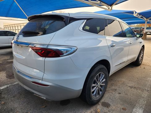 Used 2024 Buick Enclave Essence image 4