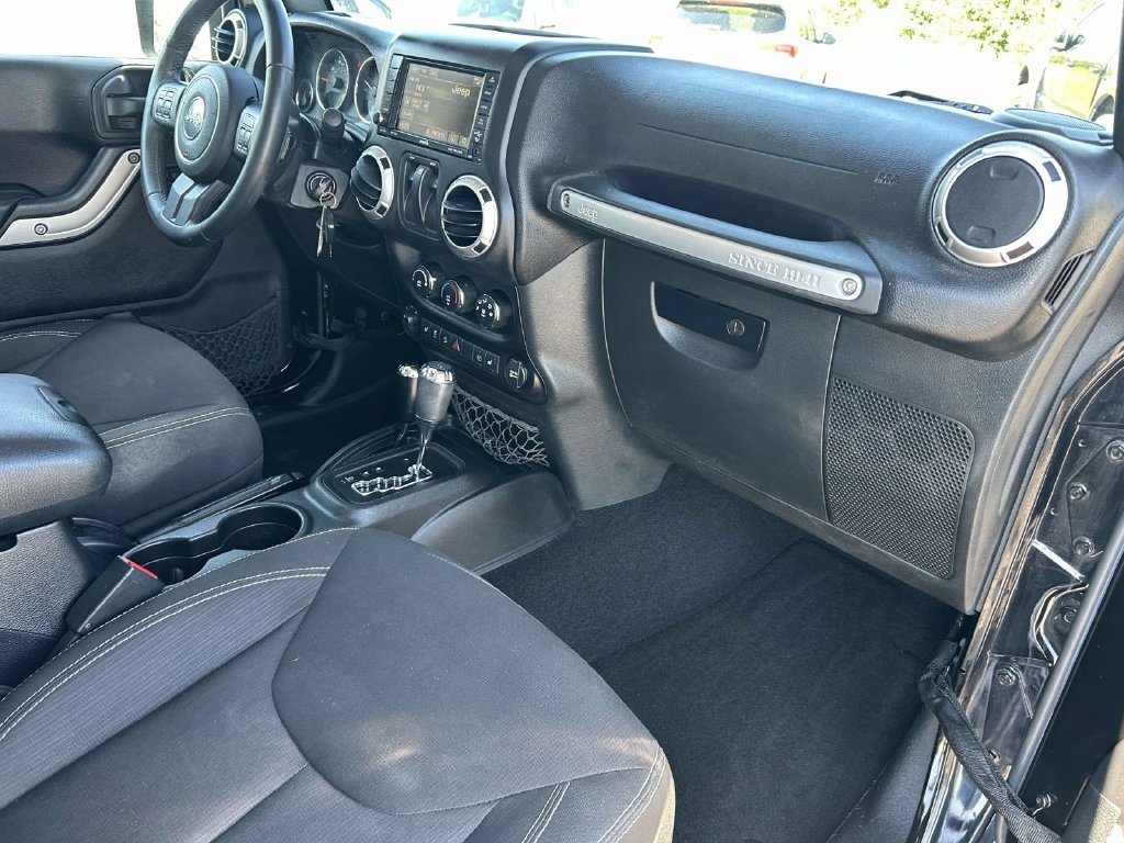 Used 2015 Jeep Wrangler Sahara w/ Connectivity Group AWD/4WD image 19