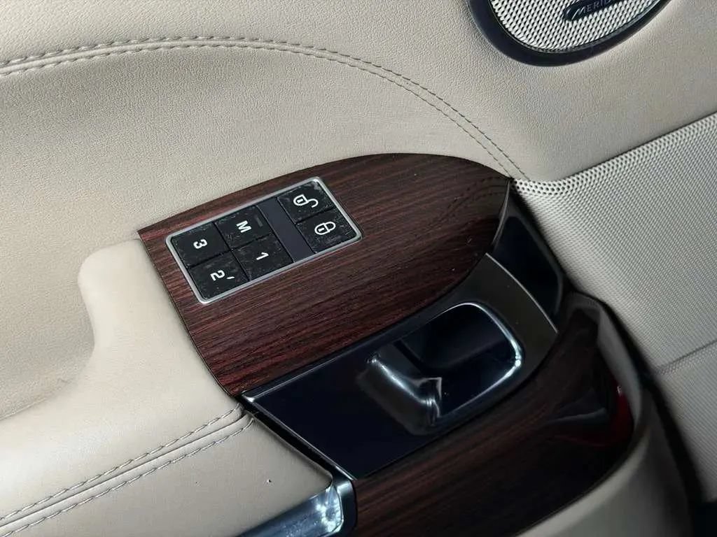 Used 2013 Land Rover Range Rover HSE AWD/4WD image 25
