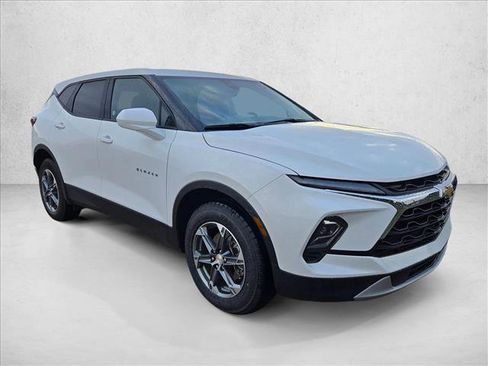 Used 2025 Chevrolet Blazer LT image 3