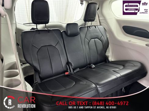 Used 2024 Chrysler Pacifica Touring-L FWD image 37