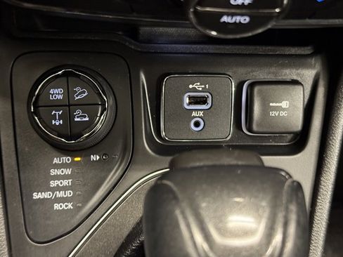 Used 2020 Jeep Cherokee Trailhawk AWD/4WD image 24