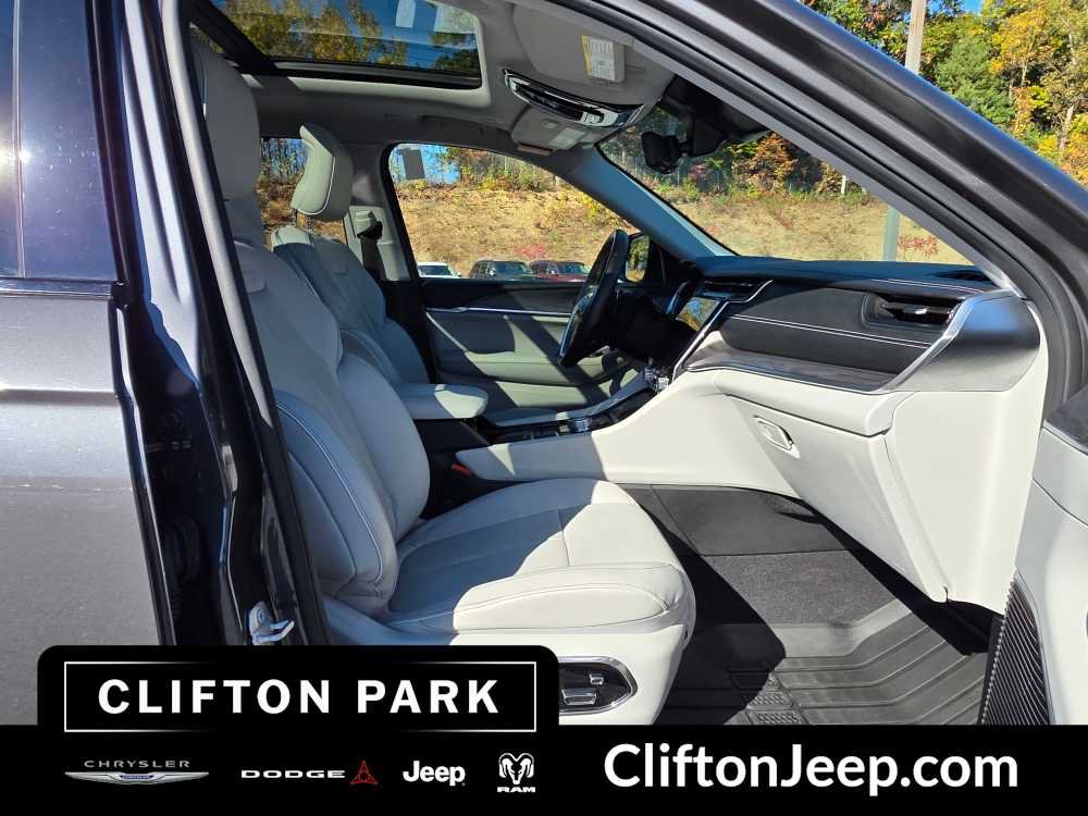 Used 2021 Jeep Grand Cherokee L Overland w/ Luxury Tech Group IV AWD/4WD image 16
