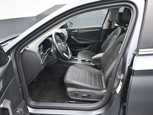 Used 2023 Volkswagen Jetta SE w/ Panoramic Sunroof Package FWD image 9