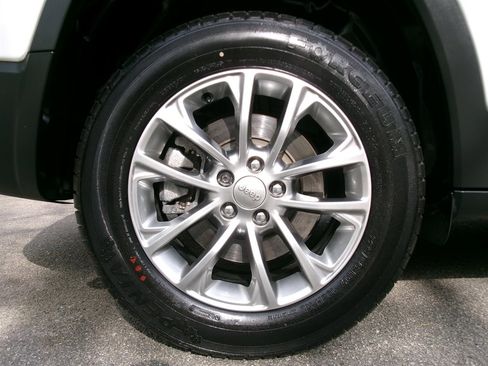 Used 2019 Jeep Cherokee Latitude Plus w/ Comfort/Convenience Group image 52