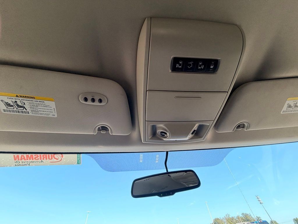 Used 2014 Chrysler Town & Country Touring FWD image 27