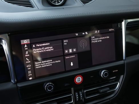 Certified 2025 Porsche Macan image 22