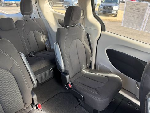 Used 2022 Chrysler Voyager LX FWD image 14