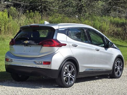 Used 2018 Chevrolet Bolt Premier w/ Driver Confidence II Package FWD image 9
