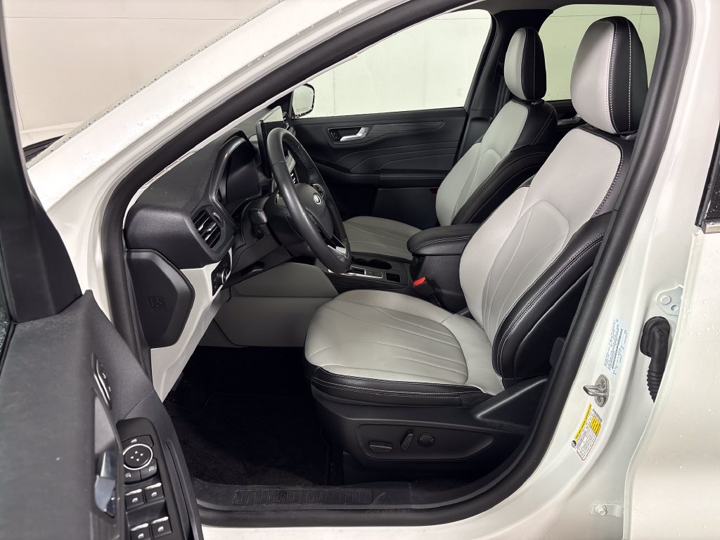 Certified 2025 Ford Escape SE w/ PHEV Premium Package FWD image 32