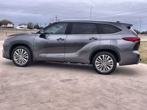 Used 2023 Toyota Highlander Platinum image 4