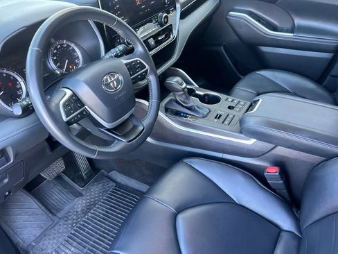 Certified 2024 Toyota Highlander XLE AWD/4WD image 12
