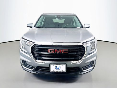 Used 2024 GMC Terrain SLE image 2
