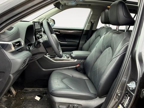 Certified 2025 Toyota Highlander Platinum AWD/4WD image 11