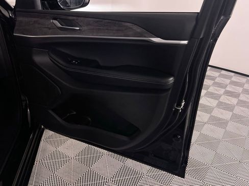 Used 2024 Jeep Grand Cherokee L Limited w/ Luxury Tech Group II image 33