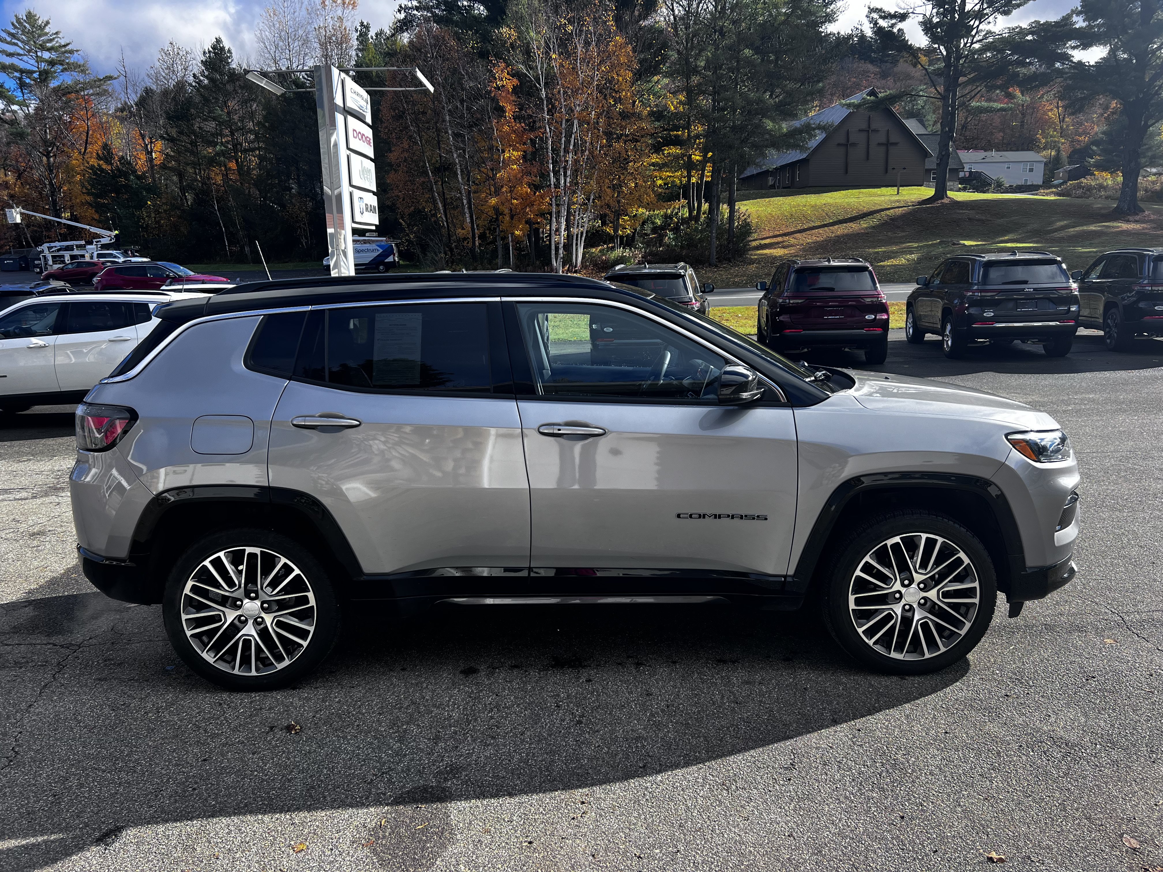 Used 2023 Jeep Compass Limited w/ Elite Group AWD/4WD image 4