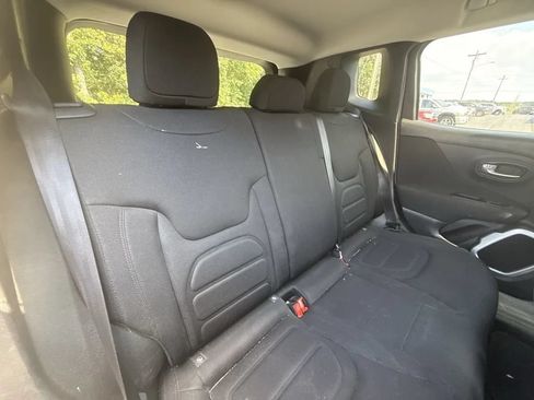 Used 2018 Jeep Renegade Latitude FWD image 11