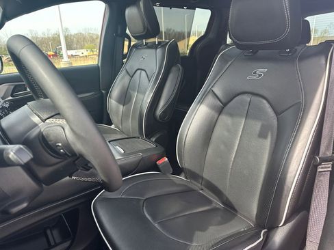 Used 2025 Chrysler Pacifica Limited FWD image 10