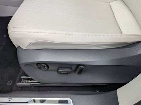 Used 2022 Volkswagen Tiguan SE R-Line image 14