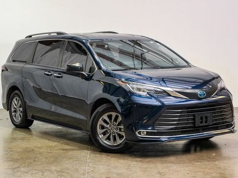 Used 2022 Toyota Sienna XLE w/ XLE Plus Package AWD/4WD image 11