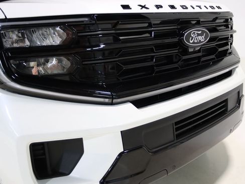 Used 2025 Ford Expedition Platinum w/ Stealth Performance Package AWD/4WD image 24