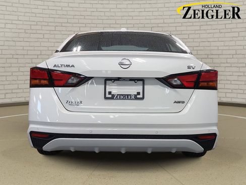 Used 2024 Nissan Altima 2.5 SV AWD/4WD image 6