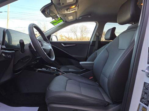 Used 2024 Kia Niro EX w/ EX Cold Weather Package image 12