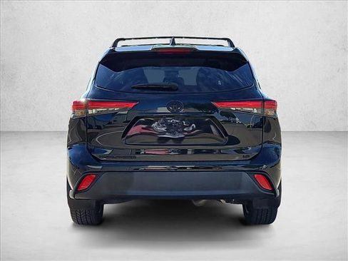 Used 2022 Toyota Highlander LE image 7