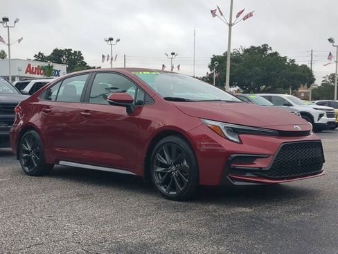 Used 2025 Toyota Corolla SE image 2