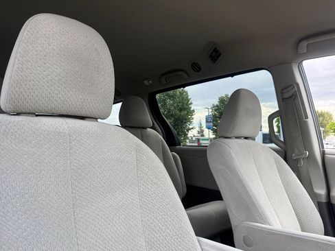 Used 2014 Toyota Sienna LE FWD image 21