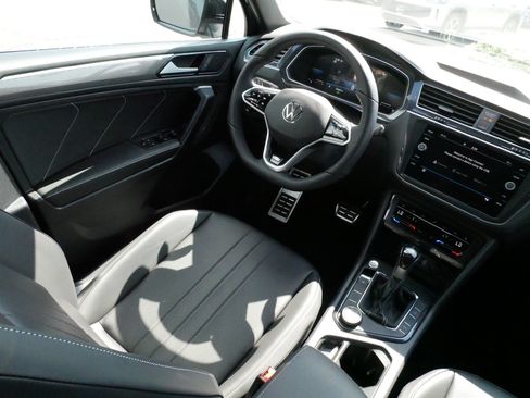 Certified 2023 Volkswagen Tiguan SE R-Line AWD/4WD image 9