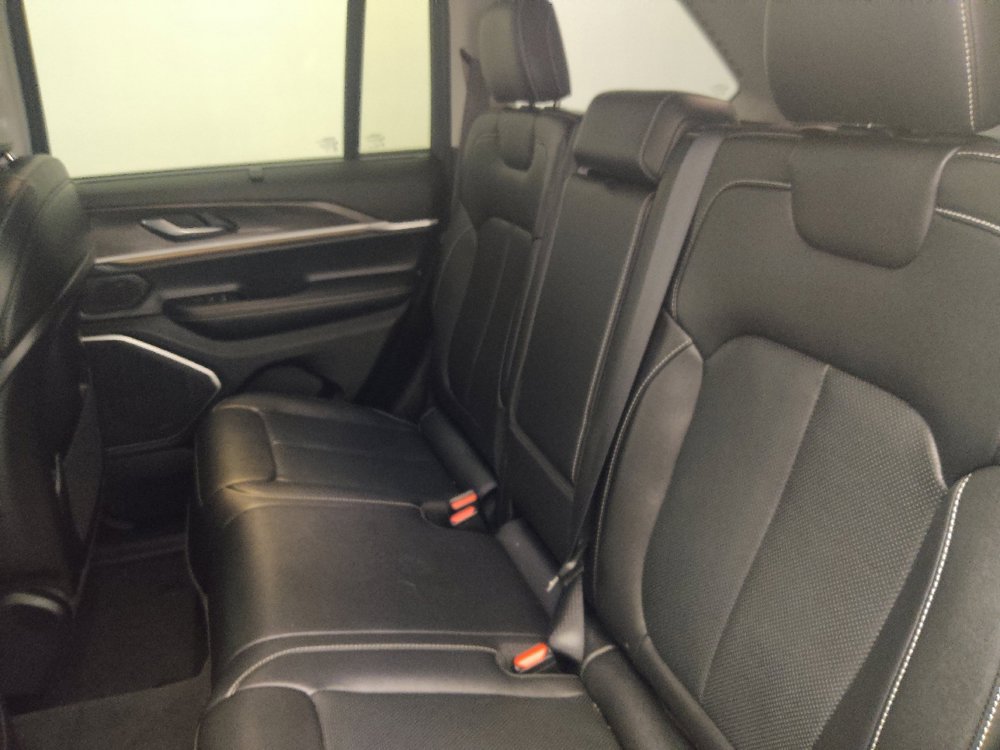Used 2022 Jeep Grand Cherokee Limited w/ Luxury Tech Group II RWD image 18