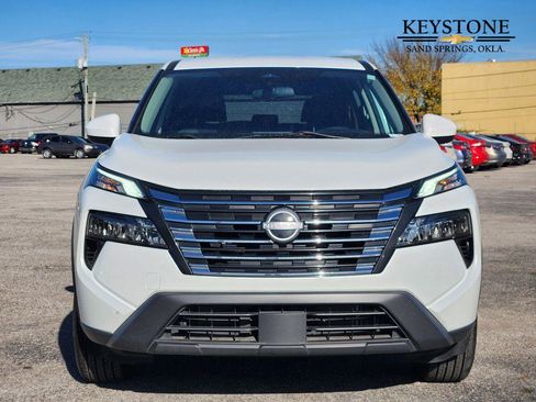 Used 2024 Nissan Rogue SV image 2