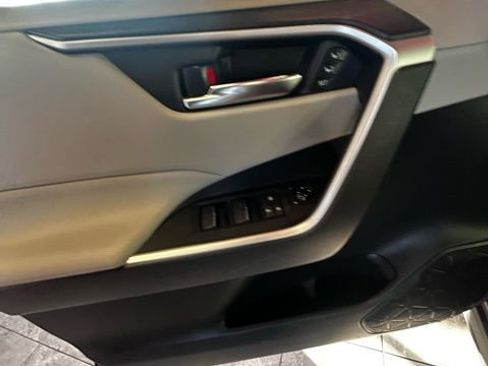 Used 2021 Toyota RAV4 XLE Premium image 7