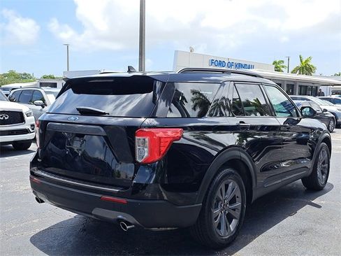 Used 2022 Ford Explorer XLT w/ Equipment Group 202A image 3