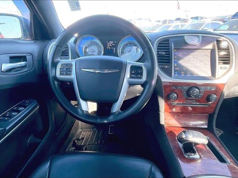 Used 2014 Chrysler 300 image 4