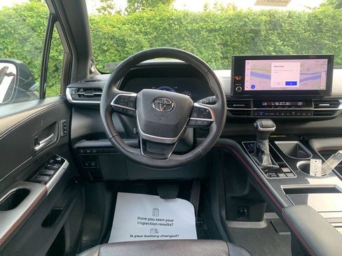 Used 2025 Toyota Sienna XSE w/ XSE Premium Package AWD/4WD image 17