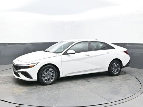 Used 2024 Hyundai Elantra SEL image 2