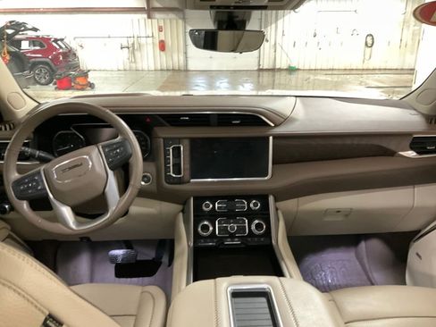 Used 2021 GMC Yukon XL Denali w/ Denali Premium Package image 13