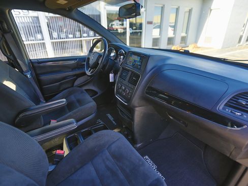 Used 2016 Dodge Grand Caravan SE image 11