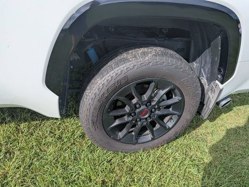 Used 2026 Toyota Tundra Platinum w/ TRD Off-Road Package AWD/4WD image 5