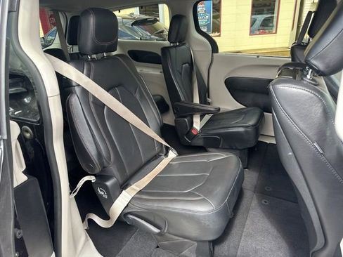 Used 2020 Chrysler Pacifica Touring-L Plus w/ Advanced Safetytec Group image 17